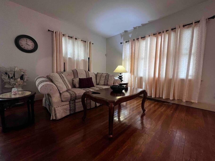 Comfortable 2-Bdrm Spacious Home With Wifi & Patio อินเดียนาโพลิส ภายนอก รูปภาพ